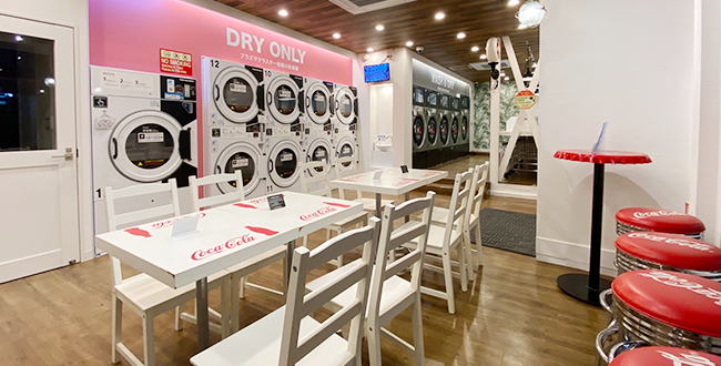 店内のカフェラウンジで無料wifi